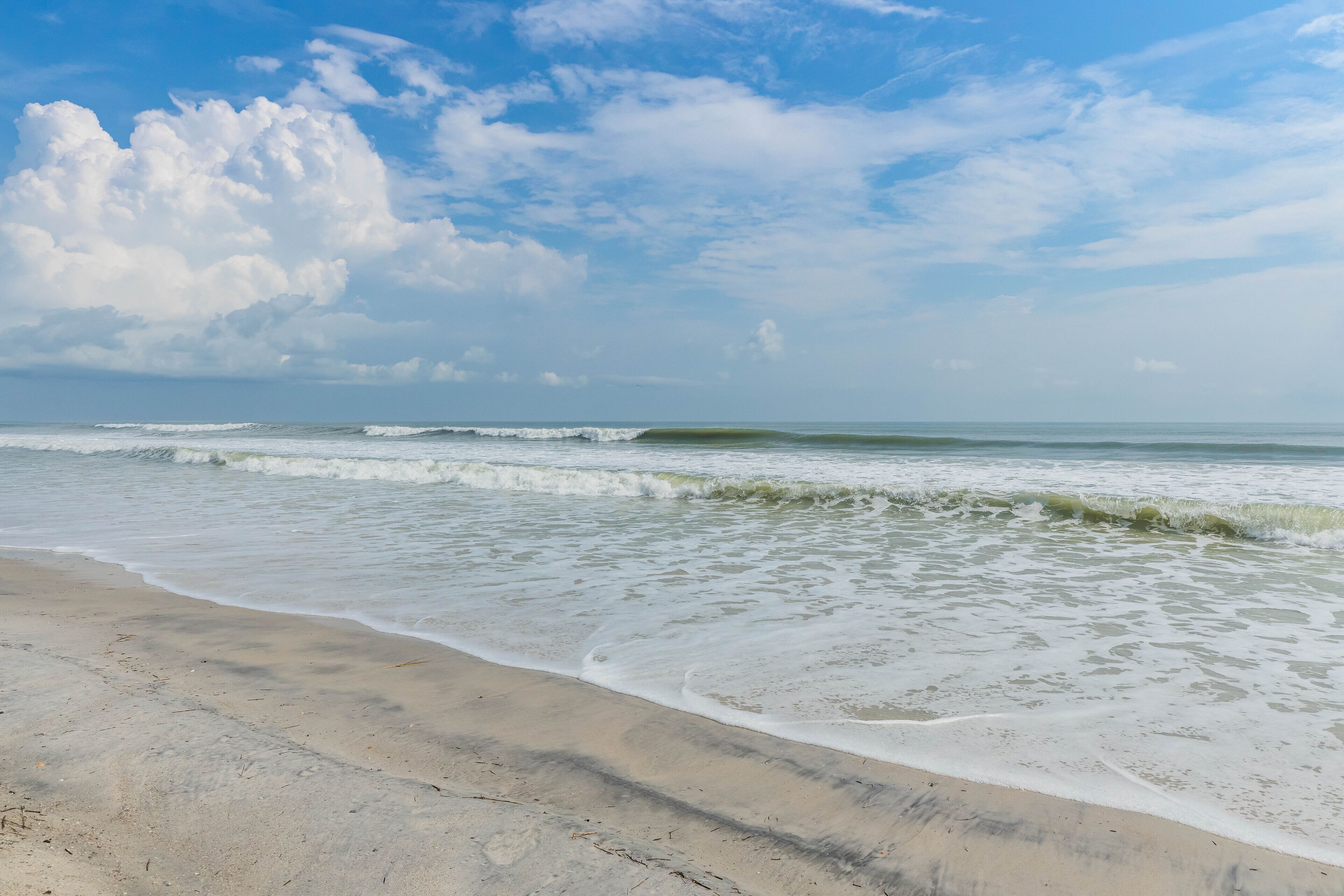 Beach nearby, sun-loungers, beach towels