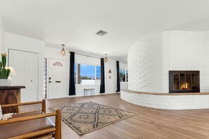 Interior - ✰ NEW ✰ Sunset Flats - 4BR, Pool, BBQ, Minutes to UA (Tucson)