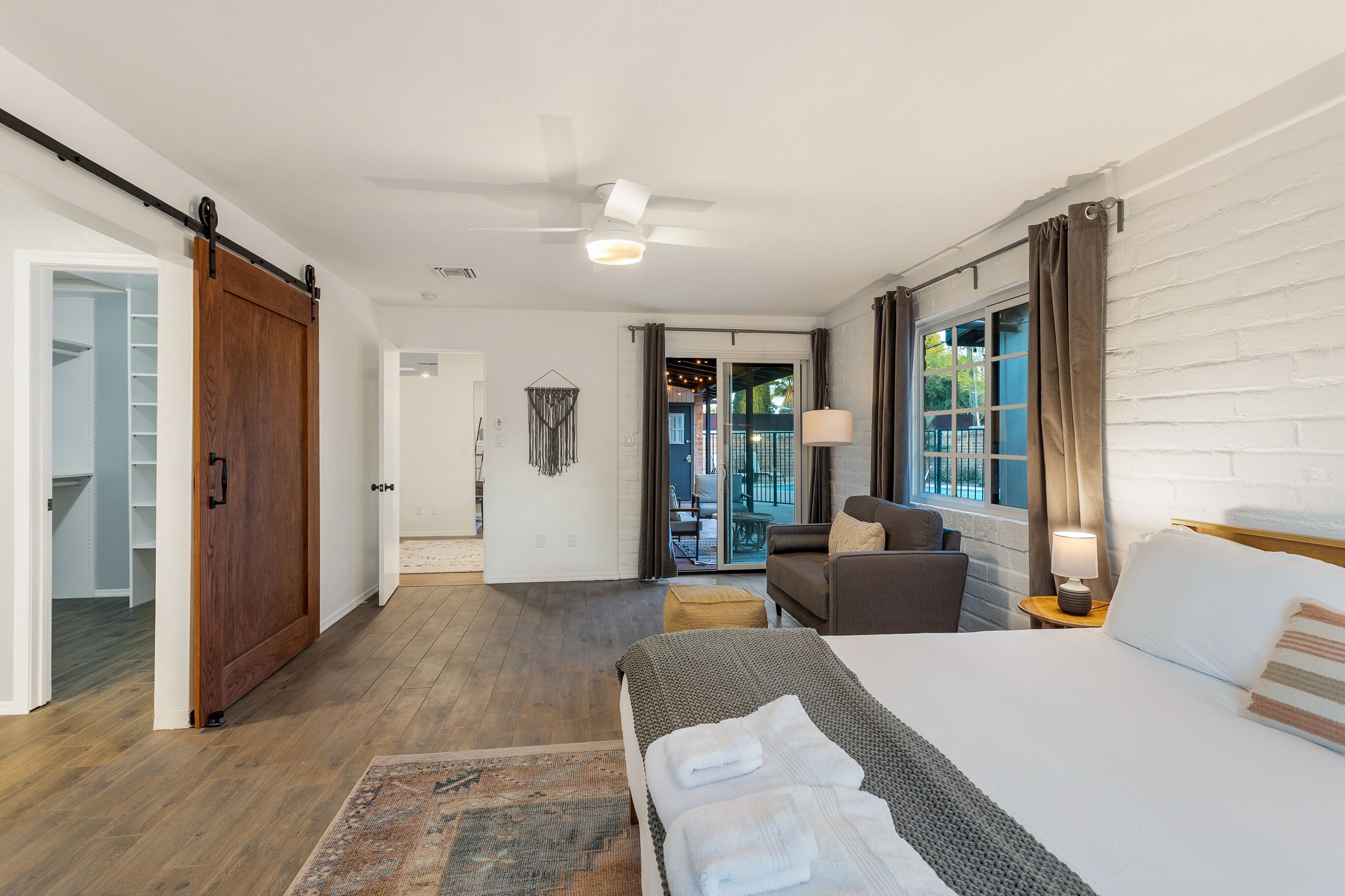 4 soverom, skrivebord, strykejern/-brett og reiseseng for barn