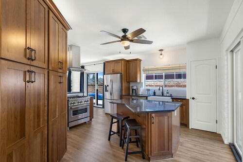 Tucson Pool Home Sleeps 10 - 2 Miles to U of A