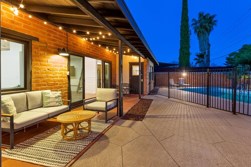 ✰ NEW ✰ Sunset Flats - 4BR, Pool, BBQ, Minutes to UA