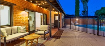 ✰ NEW ✰ Sunset Flats - 4BR, Pool, BBQ, Minutes to UA