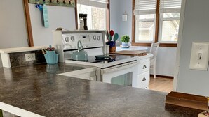 Cafetera y tetera, refrigerador, microondas y horno 