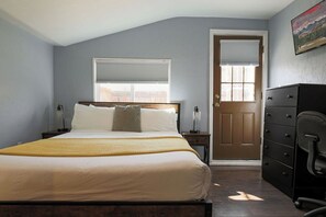 1 bedroom, desk, iron/ironing board, free WiFi - Walk to Main Street and Train · Cozy 1BR Retreat (Cañon City)