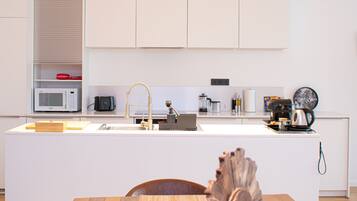 Frigorifero, microonde, forno, piano cottura