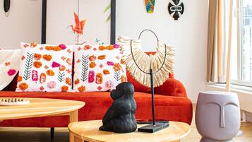 Smart TV, libri, studio, monitor per computer