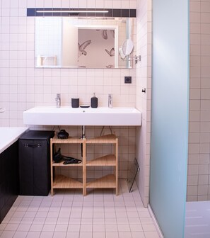 Combined shower/tub, hair dryer, towels, soap - R213 - Exquisite City Sanctuary, Brussels (Saint-Josse-ten-Noode)