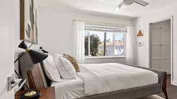 3 chambres, bureau, fer et planche à repasser, lit parapluie