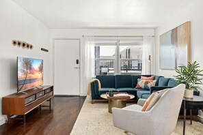 Smart TV - Spacious Coastal Apartment in a Colorful Community (Long Beach)