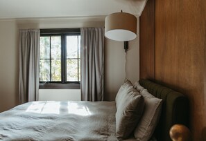 3 soverom, skrivebord, strykejern/-brett og reiseseng for barn