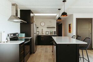 Refrigerador, microondas, horno, placa de cocina