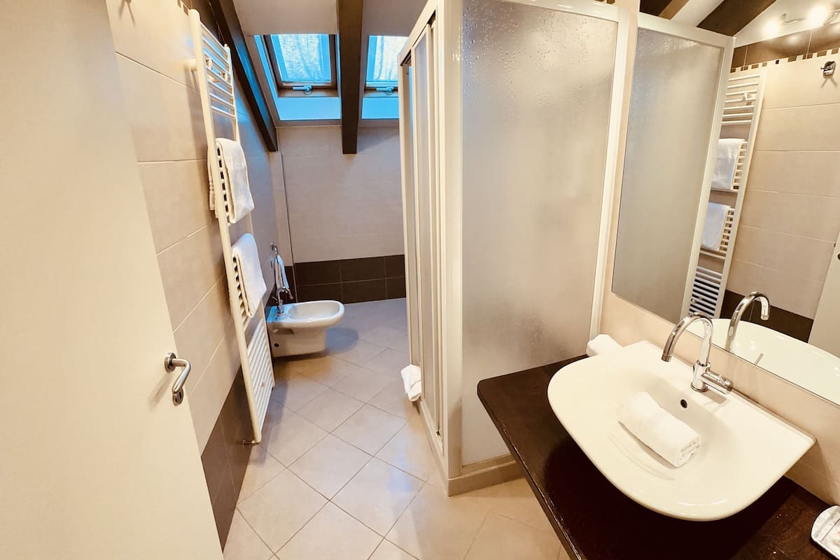 deluxe twin room, accessible, non smoking | bathroom | jetted bath, rainfall showerhead, free toiletries, hair dryer