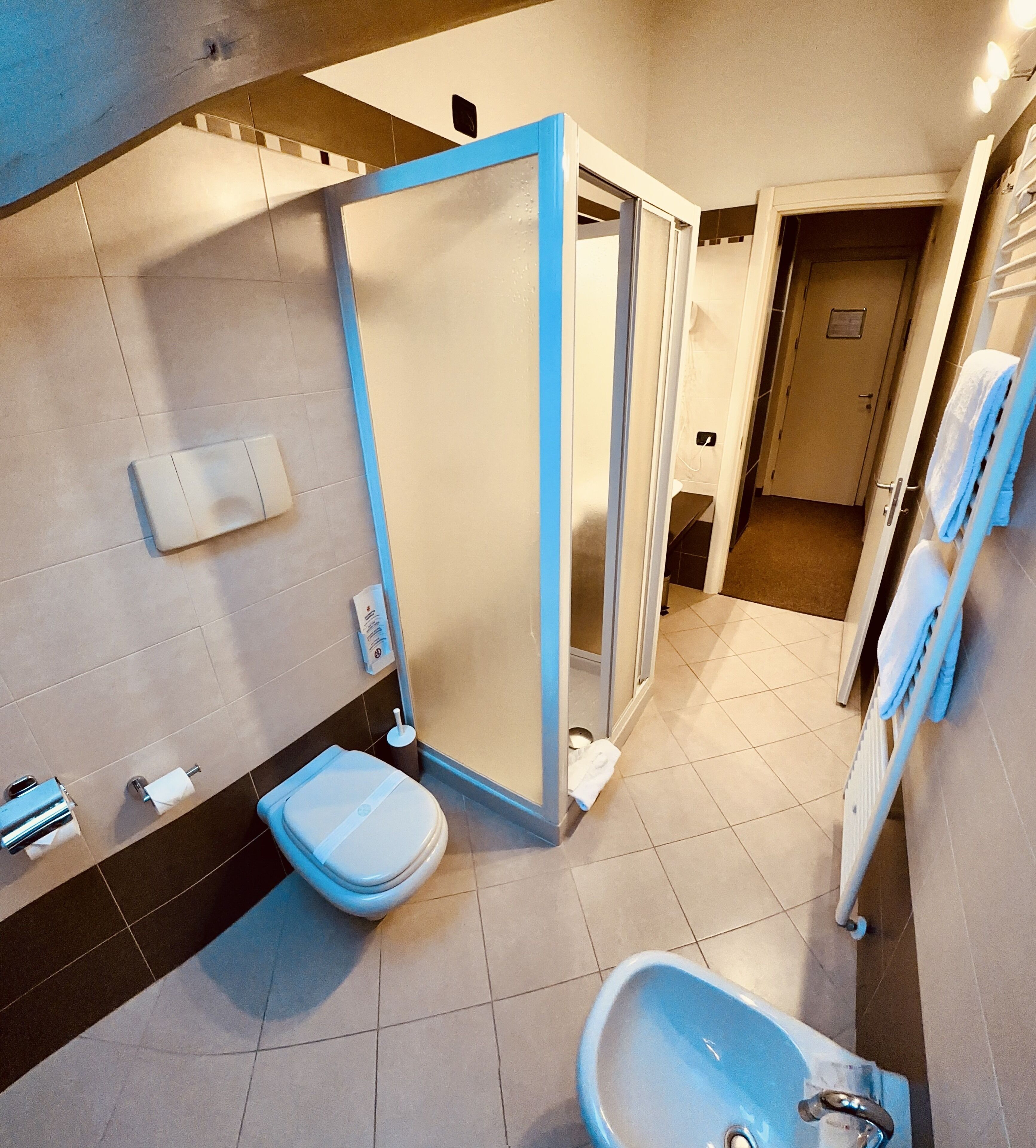 Deluxe-Dreibettzimmer | Badezimmer | Whirlpool, Regendusche, kostenlose Toilettenartikel, Haartrockner