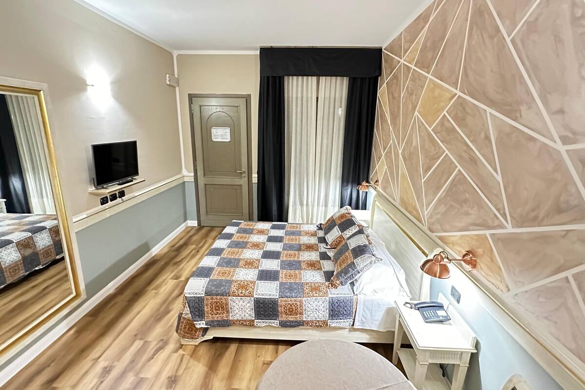 classic room | minibar, in-room safe, desk, laptop workspace