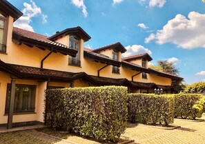 Vista frontal de la propiedad