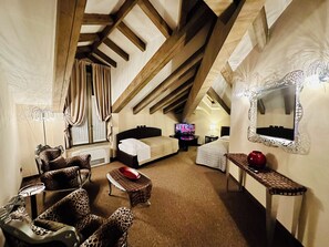 Suite junior, 1 habitación, con acceso para personas discapacitadas, vista al jardín | Área de sala de estar