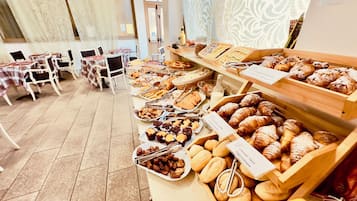 Petit déjeuner buffet (5 EUR par personne)