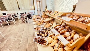 A buffet with various baked goods and pastries. - Hotel Malpensa Inn (Lonate Pozzolo)
