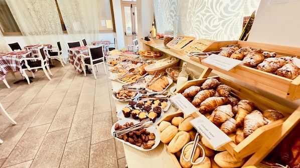 Desayuno buffet (EUR 5 por persona) 