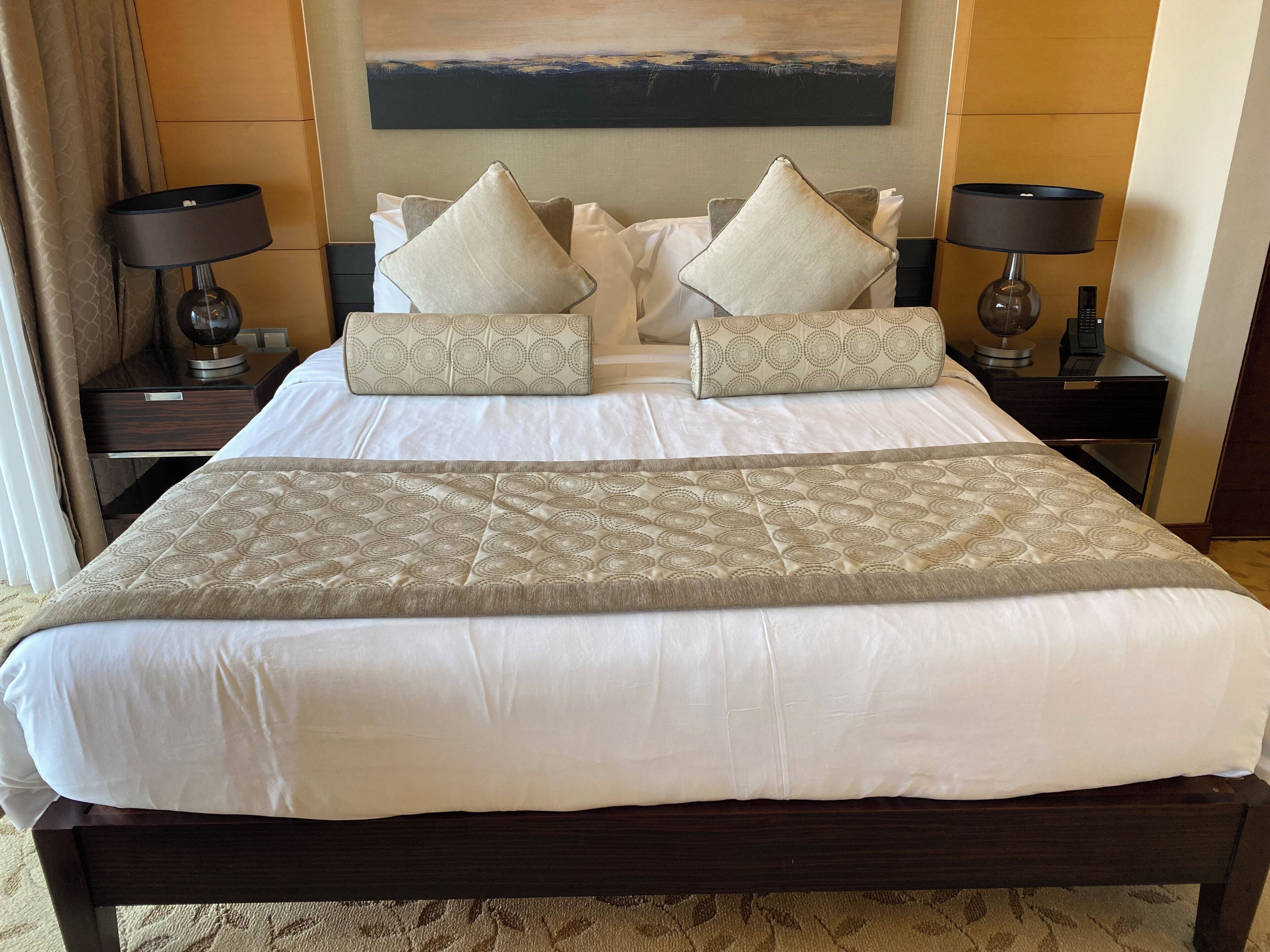 Escritorio y tabla de planchar con plancha