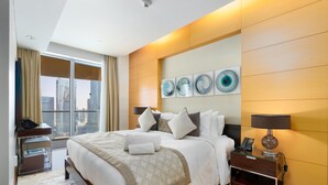 Une chambre d’hôtel moderne avec un grand lit, un bureau et une vue sur la ville.