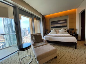 Bureau, fer et planche à repasser