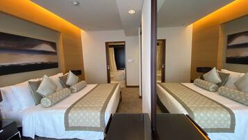 Escritorio y tabla de planchar con plancha