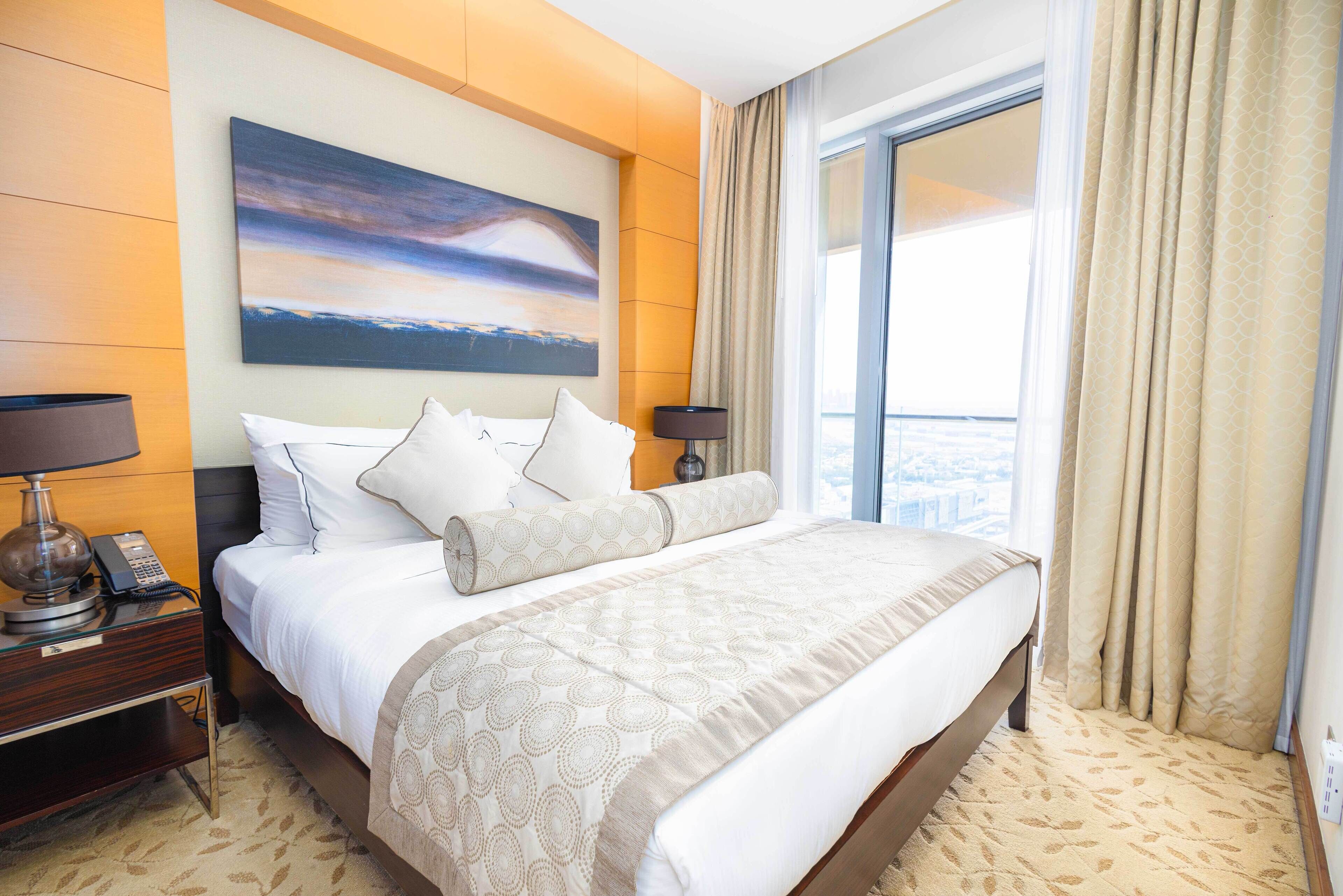 Apartamento City | Escritorio y tabla de planchar con plancha