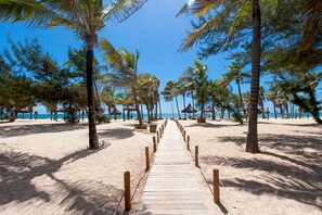 On the beach, white sand, beach umbrellas - VG Sun Pé na Areia Luxuoso Térreo Gourmet 8 pessoas By DM Apartments (Caucaia)