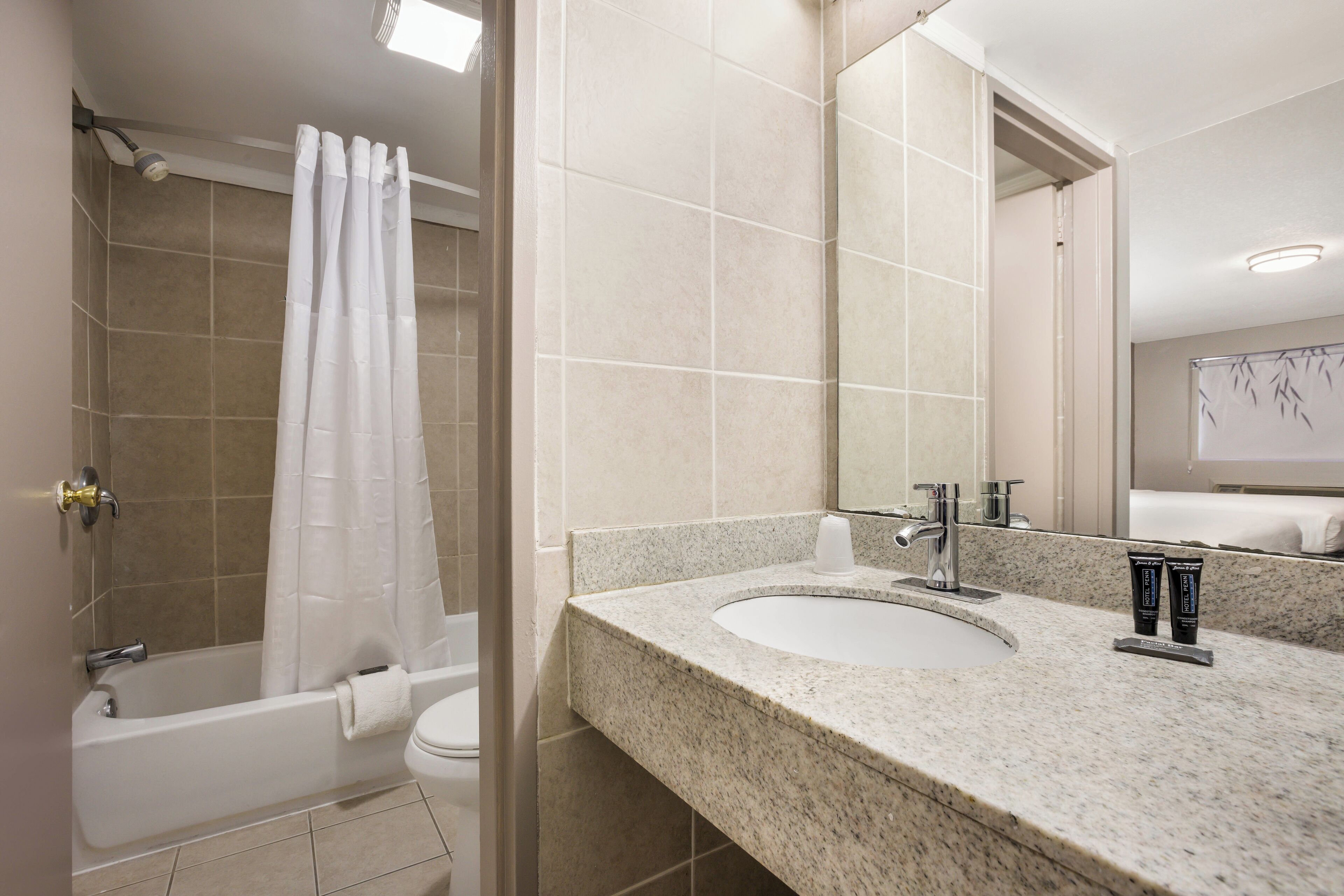 Standard Double Room | Bathroom | Towels
