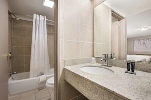 Habitación estándar doble | Baño | Toallas