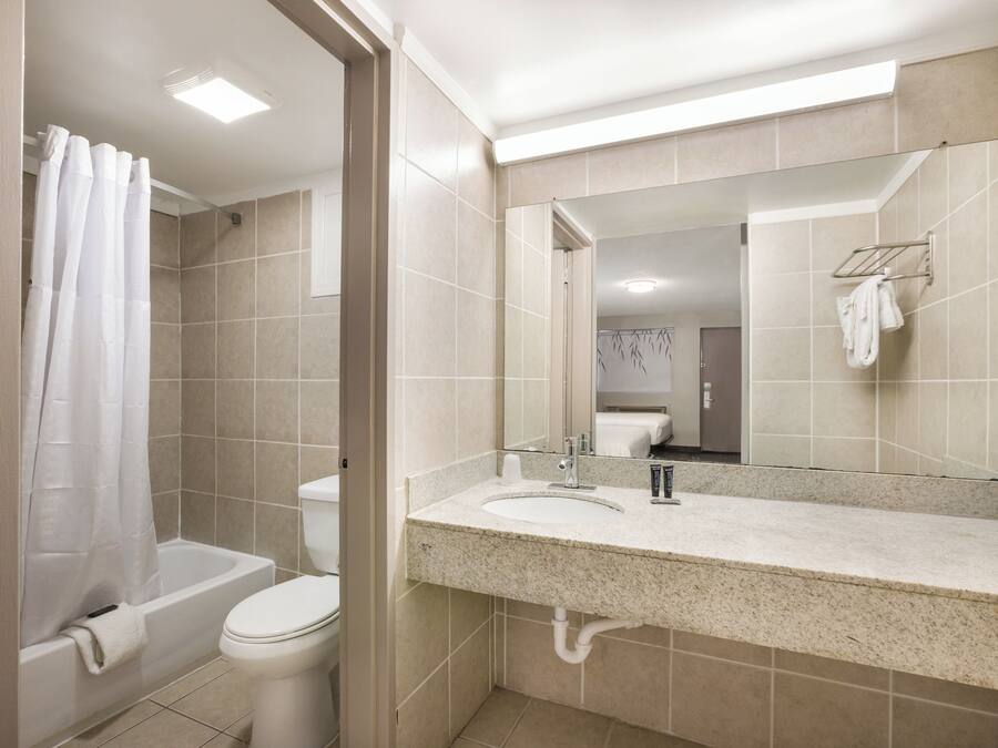 Standard-Doppelzimmer | Badezimmer | Handtücher