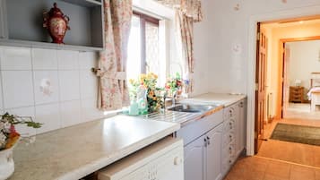 Cottage | Private kitchen | Fridge, dishwasher, electric kettle, toaster