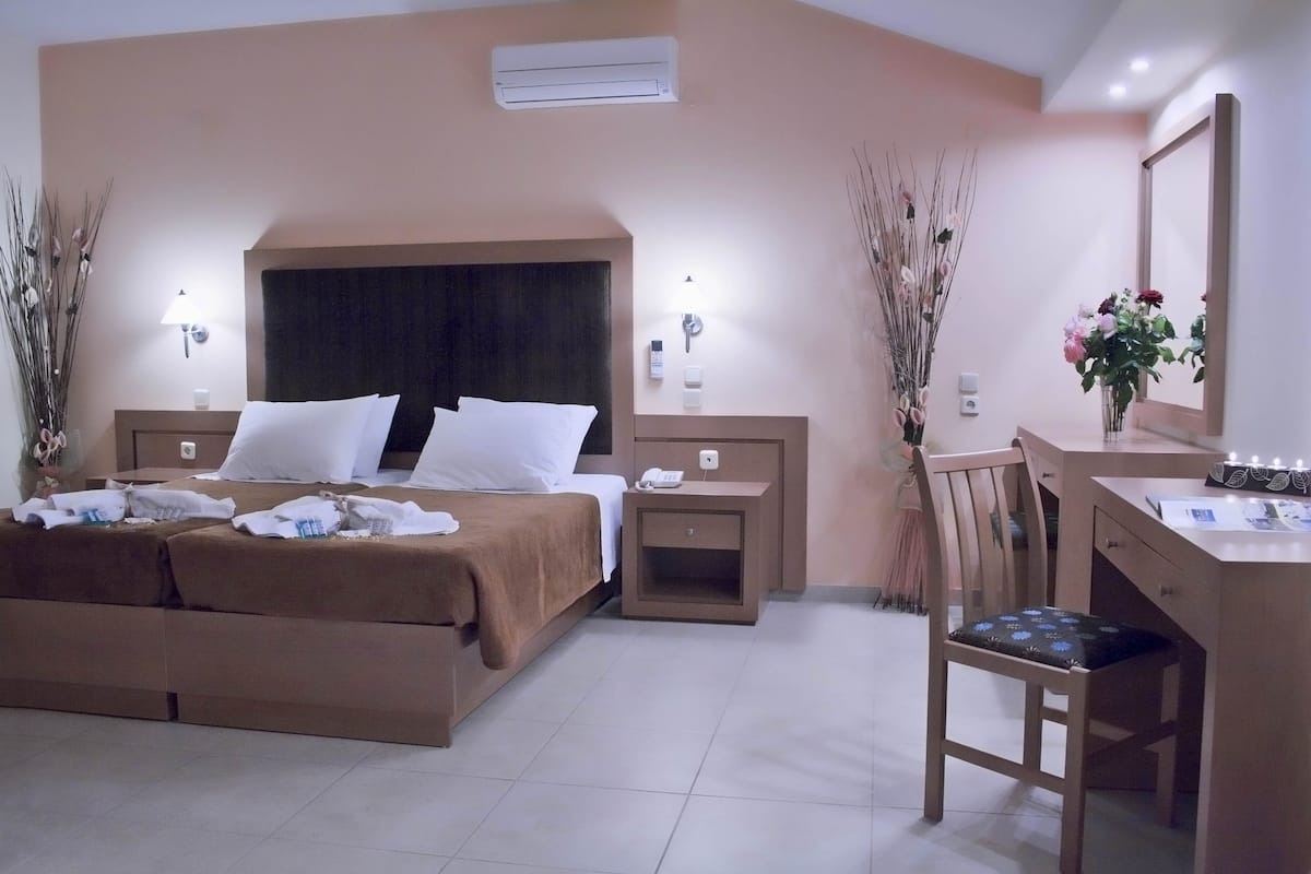 Habitación cuádruple superior | Caja de seguridad en la habitación, wifi gratis y ropa de cama