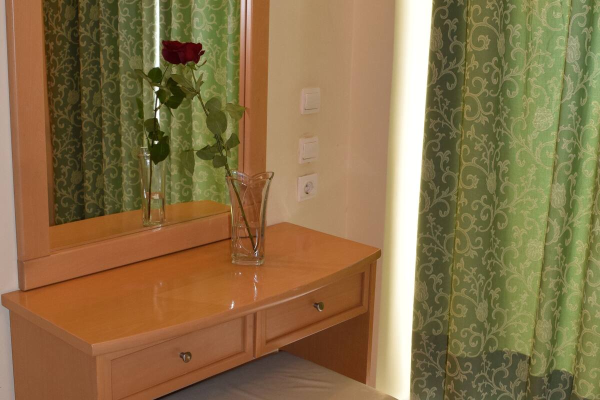 Habitación estándar con 1 cama matrimonial o 2 individuales | Caja de seguridad en la habitación, wifi gratis y ropa de cama