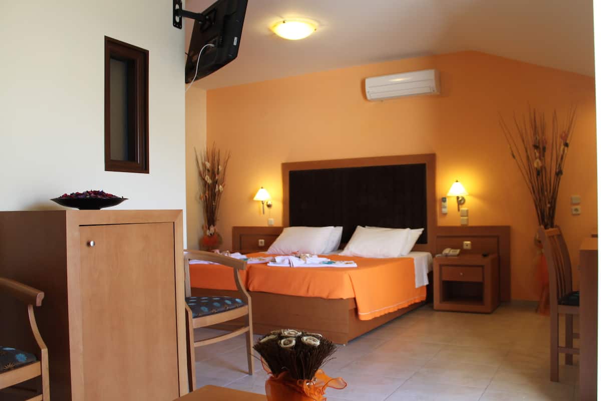 Habitación triple superior | Caja de seguridad en la habitación, wifi gratis y ropa de cama