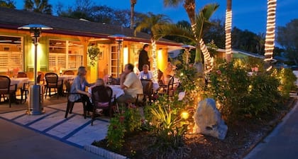 Beach Cottage with a Private Hot Tub
