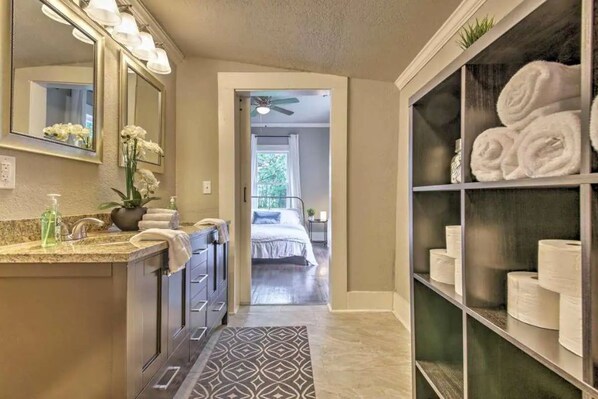 3 chambres, bureau, fer et planche à repasser, lit parapluie