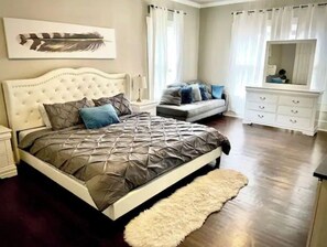 3 bedrooms, desk, iron/ironing board, travel crib