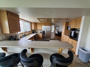 Kjøleskap, mikrobølgeovn, ovn og kokeplater