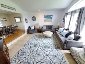 Smart-TV, Videospiele, DVD-Player, Tischfußball