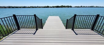 Spacious Lakehouse Getaway. Private Dock with large fenced Backyard and Gameroom