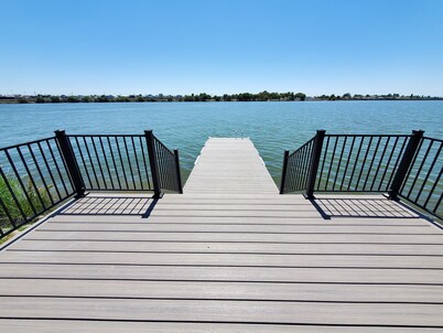 Spacious Lakehouse Getaway. Private Dock with large fenced Backyard and Gameroom