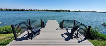 Spacious Lakehouse Getaway. Private Dock with large fenced Backyard and Gameroom