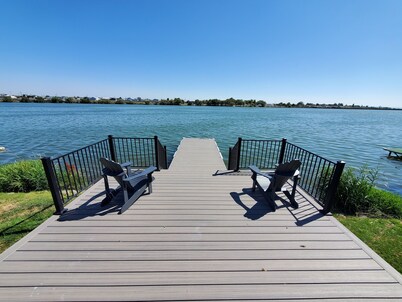 Spacious Lakehouse Getaway. Private Dock with large fenced Backyard and Gameroom