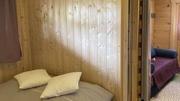 2 bedrooms, travel crib, free WiFi, bed sheets