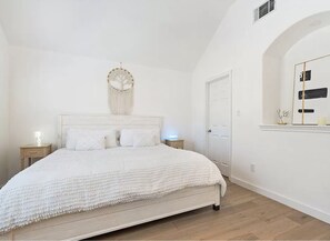 5 Schlafzimmer, Schreibtisch, Bügeleisen/Bügelbrett, Reisekinderbett