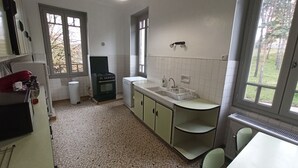 Eine kleine Küche mit Spüle, Herd und Schränken.