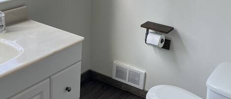 Ensemble douche/baignoire, sĂšche-cheveux, serviettes fournies, savon