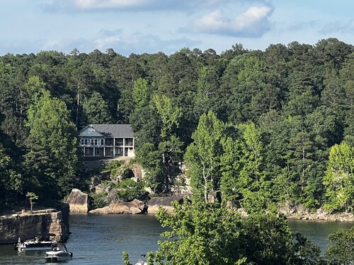 Large House with Front Row View of the Cliffs